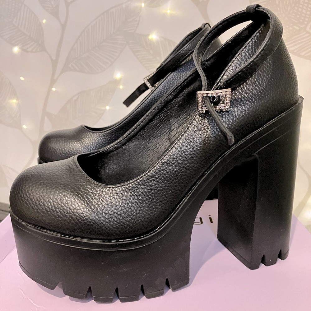 Minimalist Ankle Strap Platform Court Pumps - Picture 2 of 13